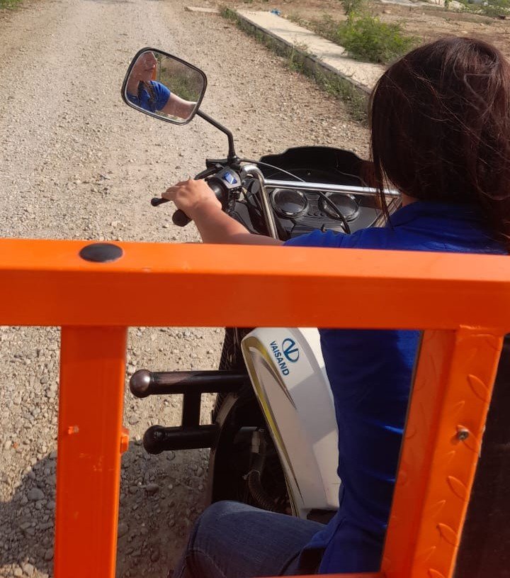 rocio-en-la-moto-carga