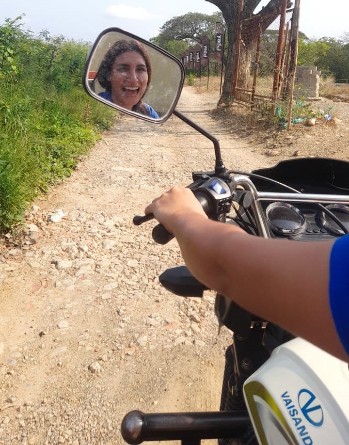 rocio-manejando-la-motocarga